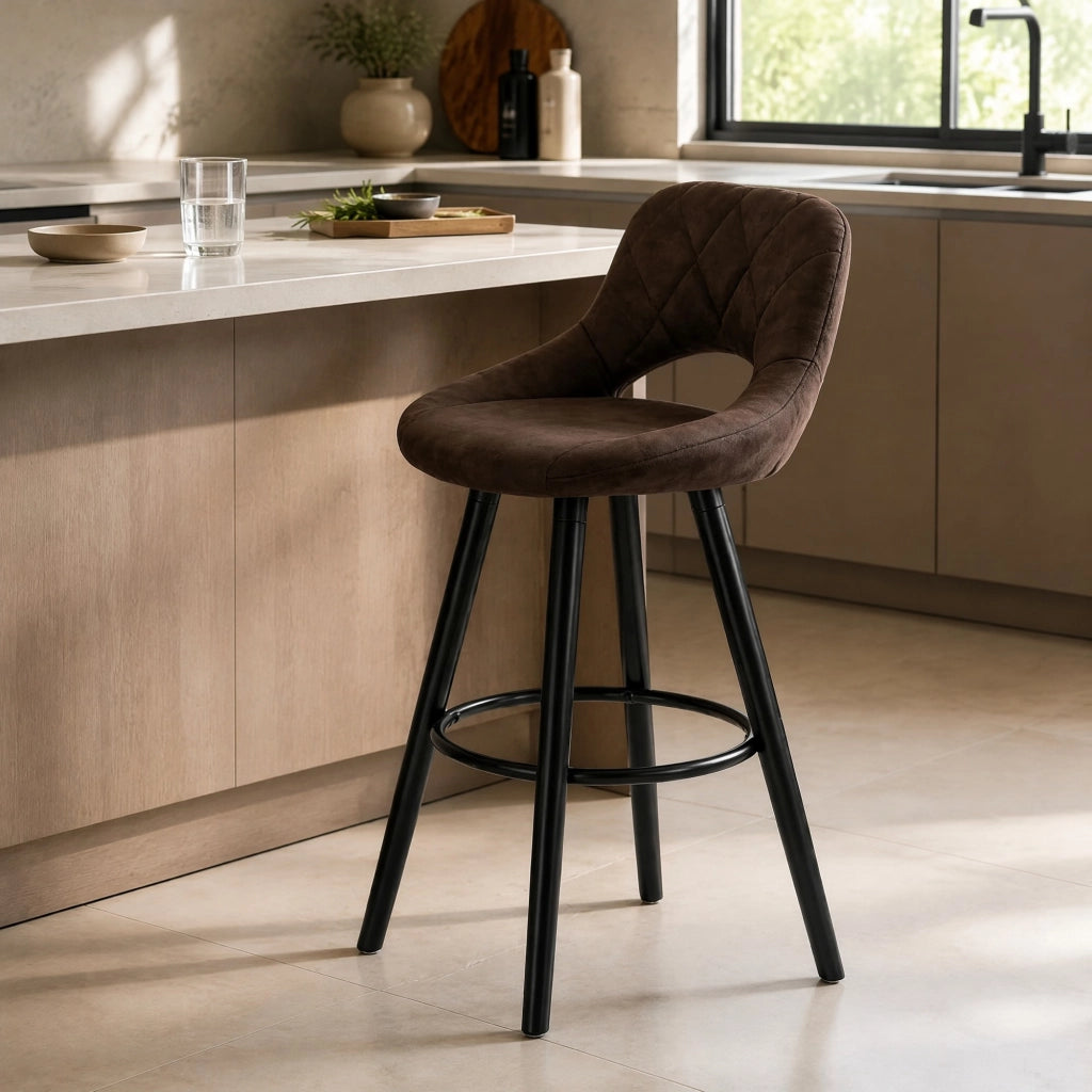 Sgabello da bar moderno in tessuto e legno massello, colore marrone scuro, con schienale, altezza seduta 68 cm, portata 100 kg