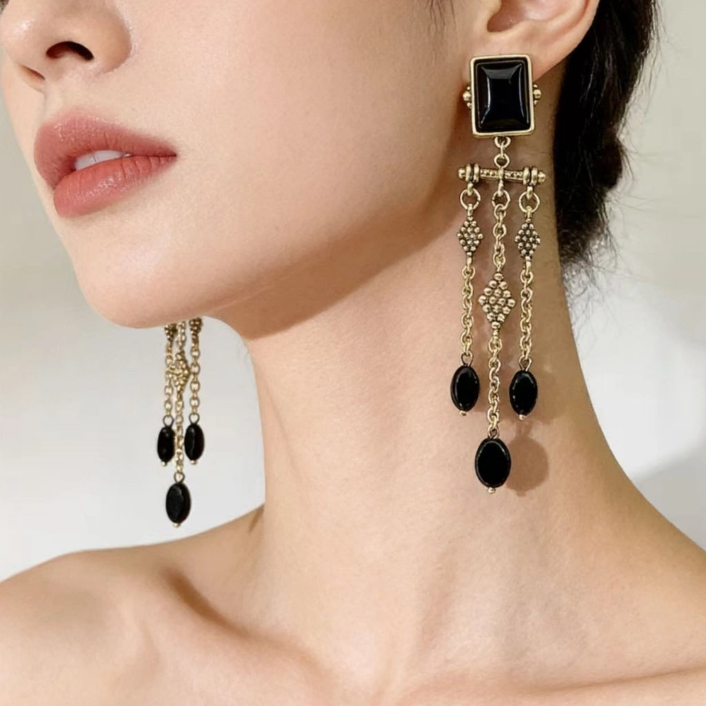 Orecchini pendenti con nappe di cristallo nero in stile vintage