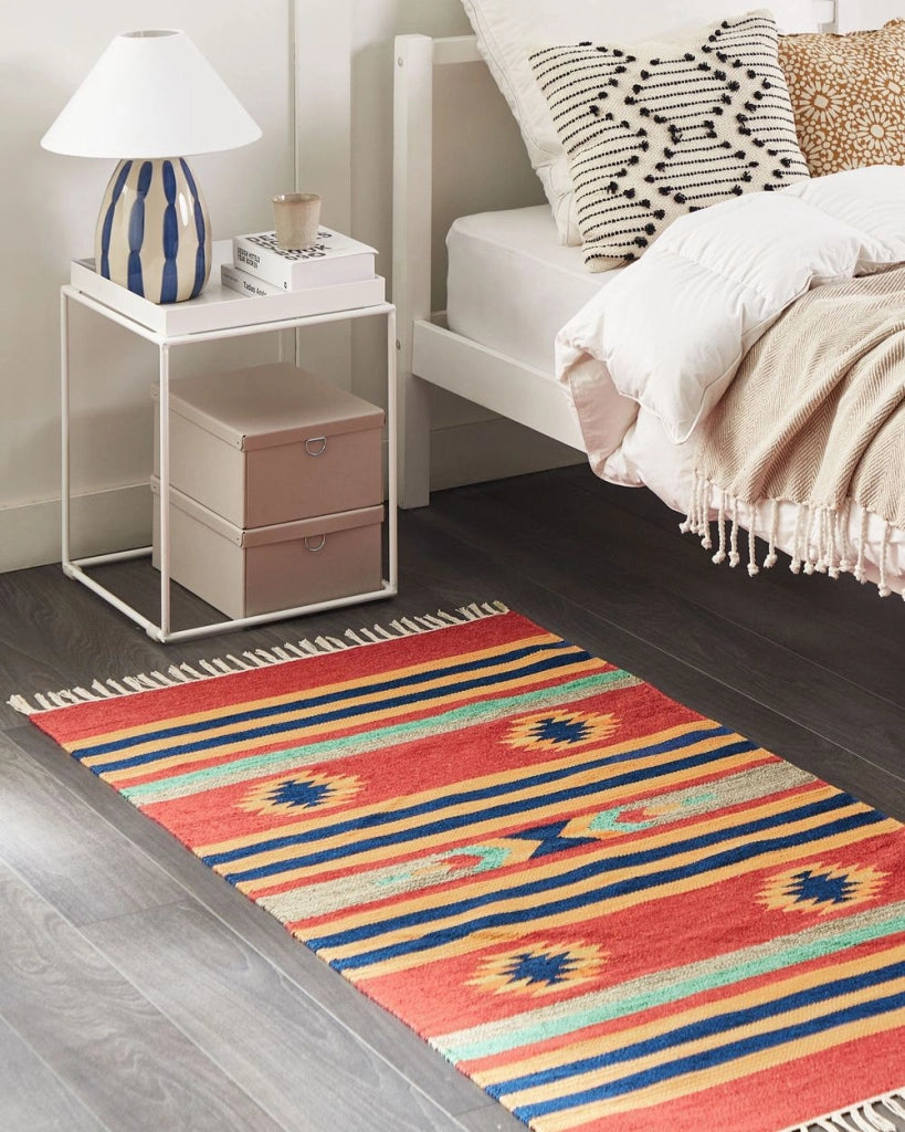 Tappeto Kilim multicolore in cotone 80 x 150 cm tessuto a mano a trama piatta reversibile con motivi geometrici e frange, tradizionale Boho, per il soggiorno e la camera da letto.