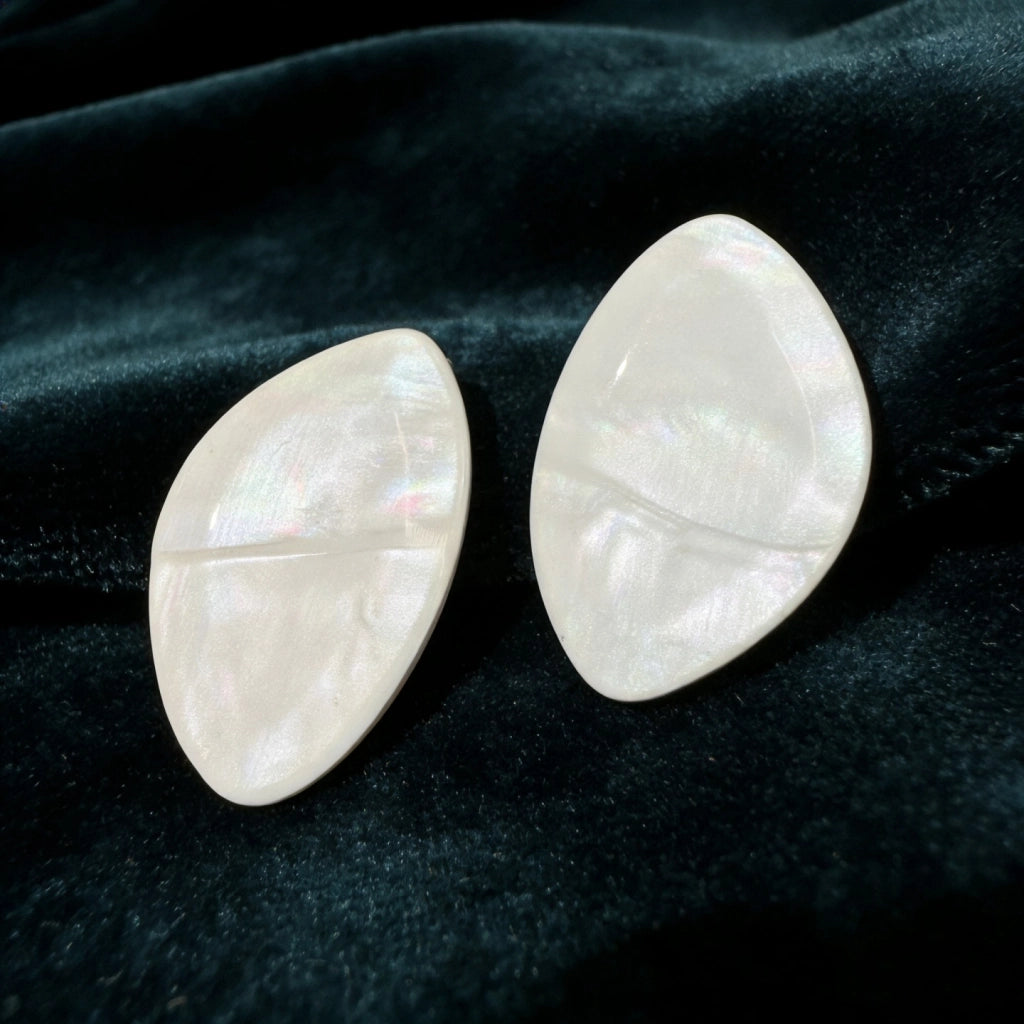 Orecchini geometrici irregolari beige, audaci e sofisticati; orecchini a lobo bianchi, semplici ed eleganti; stile retr¨° francese.