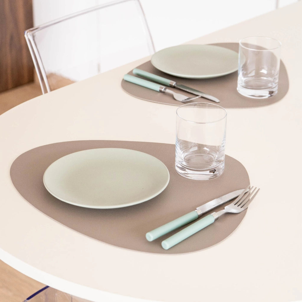 Set di 4 Tovagliette Americane in Similpelle – Eleganti, Antimacchia, Antiscivolo, Impermeabili, Termoresistenti e Lavabili – Utilizzabili da Entrambi i Lati, Ideali per Tavolo da Pranzo o Cucina Tortora