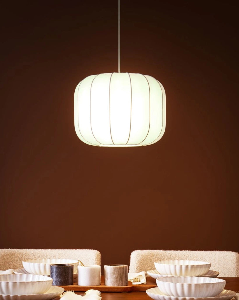 Lampada a sospensione con paralume in nylon bianco design moderno ideale per il soggiorno.