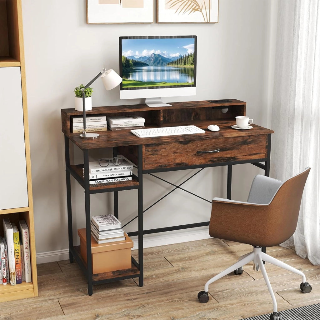 Scrivania per Computer con Cassetto e Scaffale a 2 Livelli, Scrivania per Home Office con Mensola per Monitor e Stazione di Ricarica Integrata (Marrone)