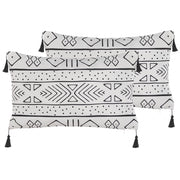 Set di 2 cuscini motivo geometrico nappe 30 x 50cm bianco e nero