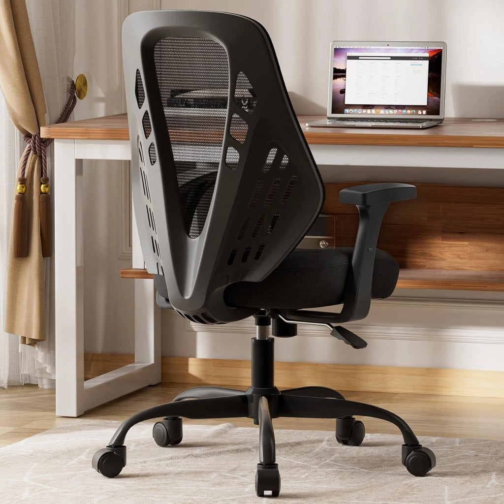 Sedia da ufficio ergonomica con braccioli regolabili, in rete traspirante, schienale a forma di V, funzione basculante, seduta in schiuma ad alta densità, colore nero