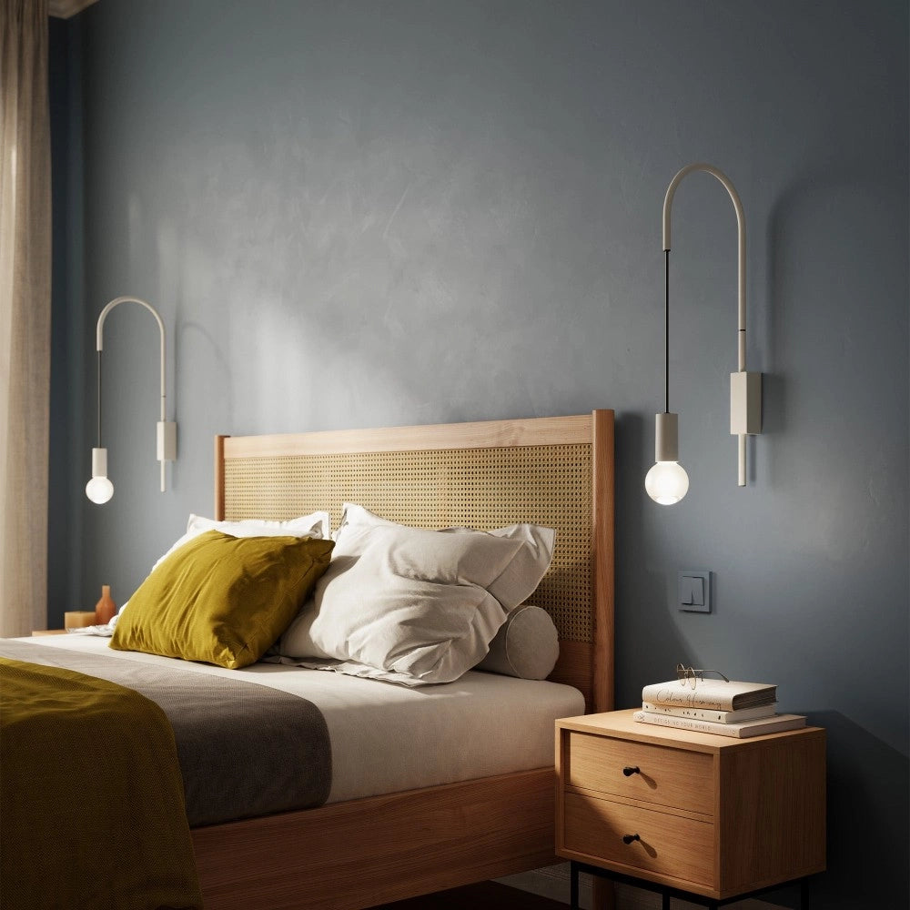 Zafferano - Lampada da Parete Filo, Orientabile 200°, Metallo Verniciato Lampadina E27 max 60W inclusa, H110cm - Nera