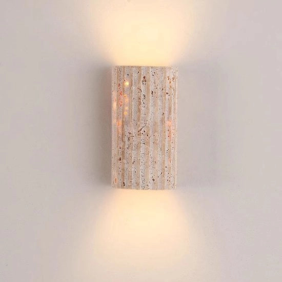 Lampada da parete moderna e minimalista in travertino naturale giallo con fascio di luce ascendente e discendente per camera da letto, zona notte, soggiorno, ingresso e altre aree.