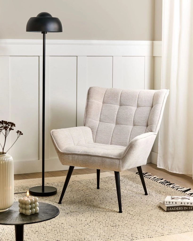 Poltrona in stile retrò con rivestimento idrorepellente gambe in acciaio imbottitura trapuntata e braccioli beige chiaro