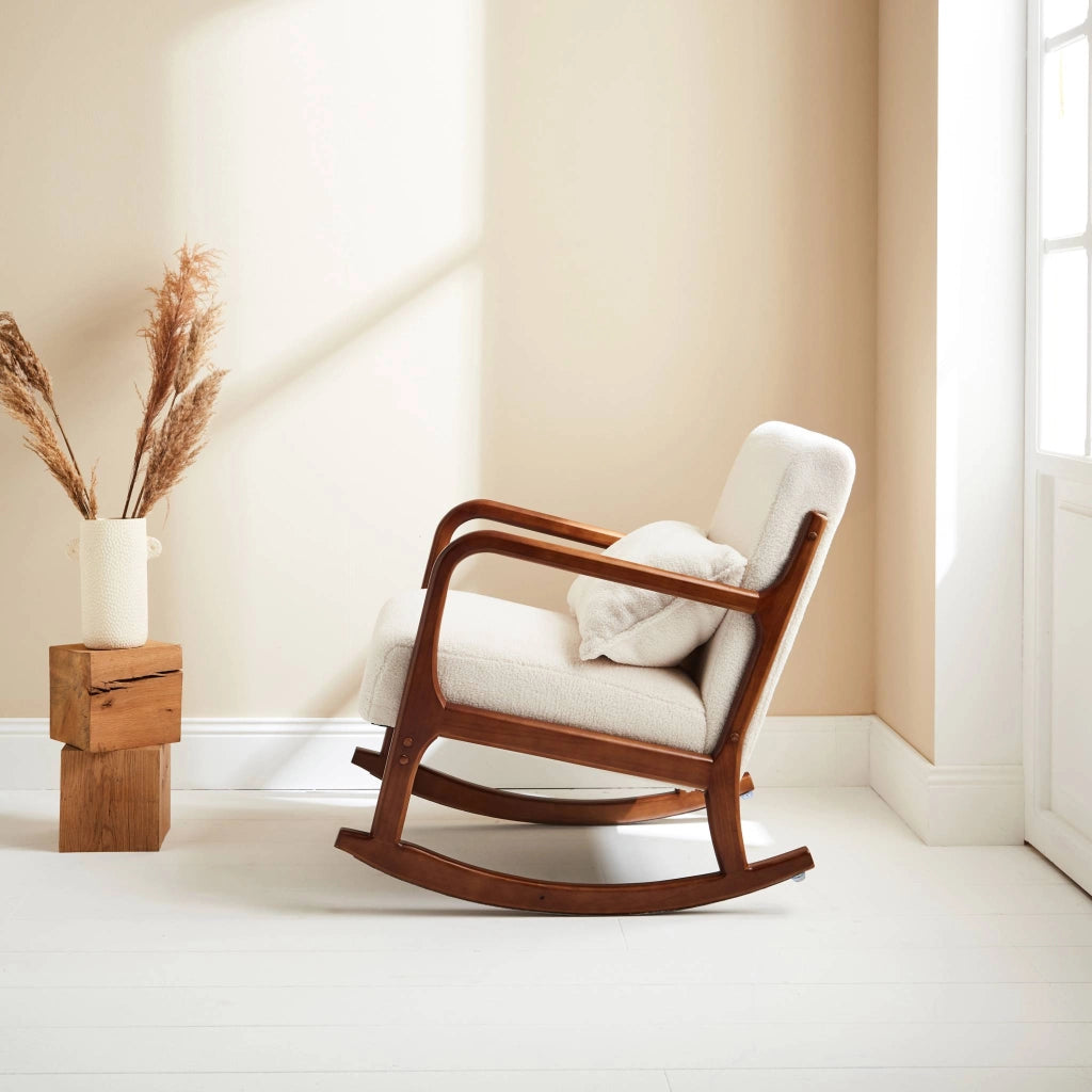 Poltrona a dondolo scandinava in legno e tessuto bouclé, crema