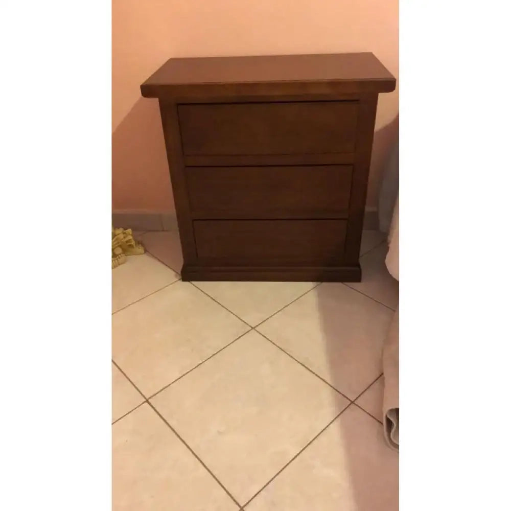 Comò 5 cassetti 122x55x90 H e 2 comodini 3 cassetti  60x35x64 H arte povera in legno massello e mdf con rifinitura in noce