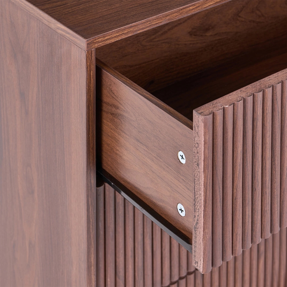 Comodino a 4 cassetti in MDF con frontale a doghe e maniglie in metallo Salotto camera da letto contenitori moderni