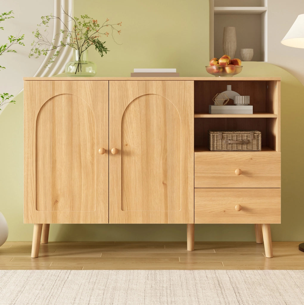 Credenza con 2 ante curve; 2 cassetti e vani aperti in MDF e truciolare; naturale