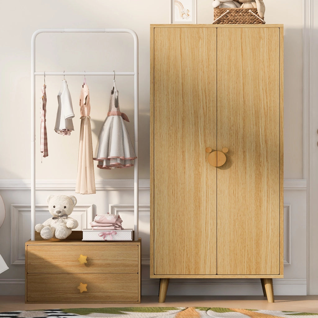 Scaffale a doppia anta con ampi vani interni e maniglie a forma di cartone in MDF colore legno 70 × 55 × 170 cm