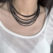 Collana vintage multistrato con cristalli neri: gioiello fatto a mano con perline.
