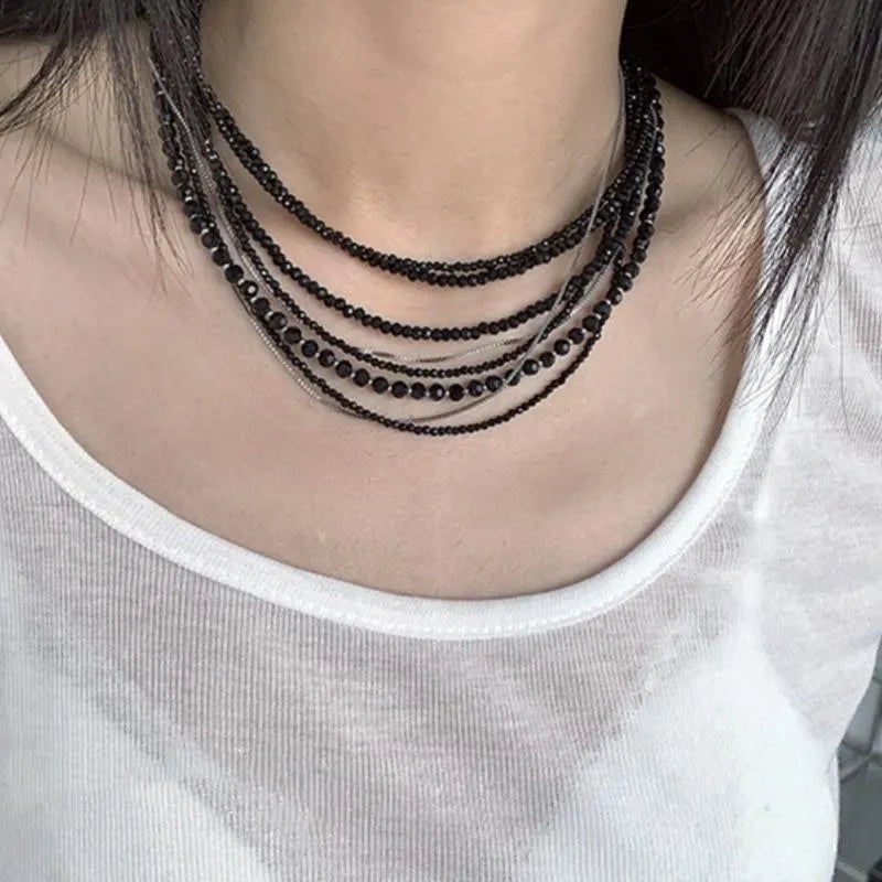 Collana vintage multistrato con cristalli neri: gioiello fatto a mano con perline.