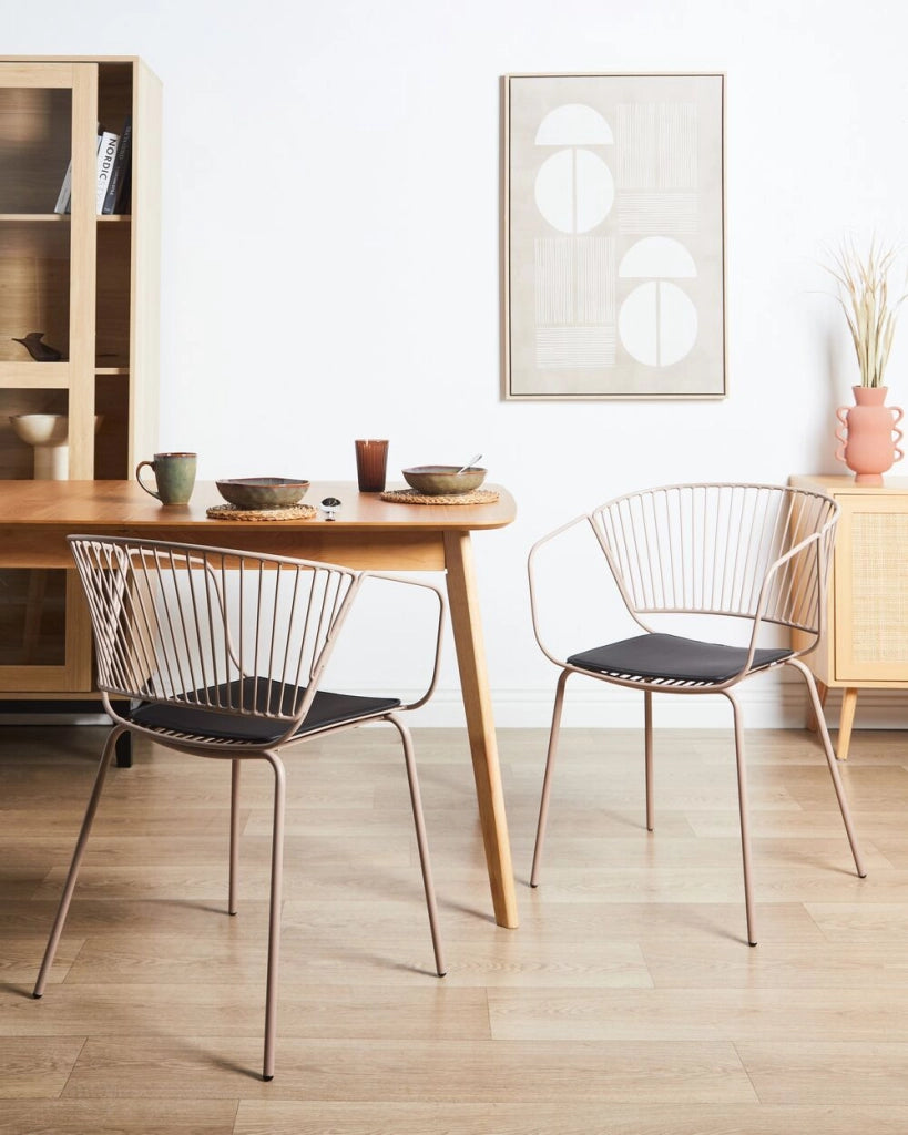 Set di 2 sedie da pranzo in metallo beige con design a filo in ecopelle nera con cuscinetto per sedili in stile industriale e glam.