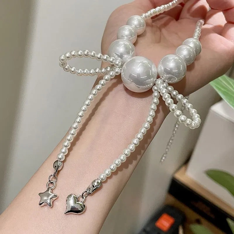 Collana con fiocco grande e perle, realizzata a mano, regalo di Natale o di compleanno.