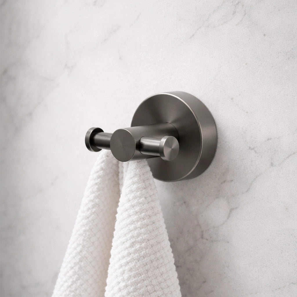 Titolo SINED gancio da muro doppio levante in acciaio inox finitura canna fucile PVD gun metal design moderno resistente GANCIO-MURO-DOPPIO-LEVANTE-CANNA-FUCILE