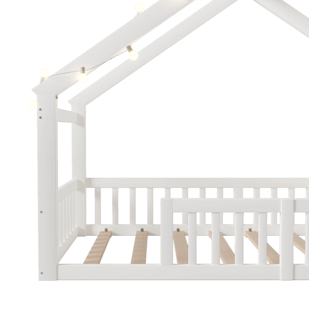 Letto per bambini a casetta 90x190 cm con sponde e ripiani laterali bianco
