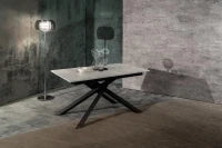 E-STYLO Tavolo allungabile con top cemento bianco in melaminico e base in metallo nero, 90cm X 140/ 190cm H. 76cm.