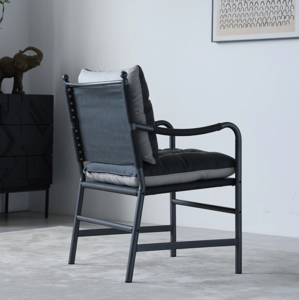 Poltrona accent in pelle PU nera con struttura in metallo; stile Mid Century Modern
