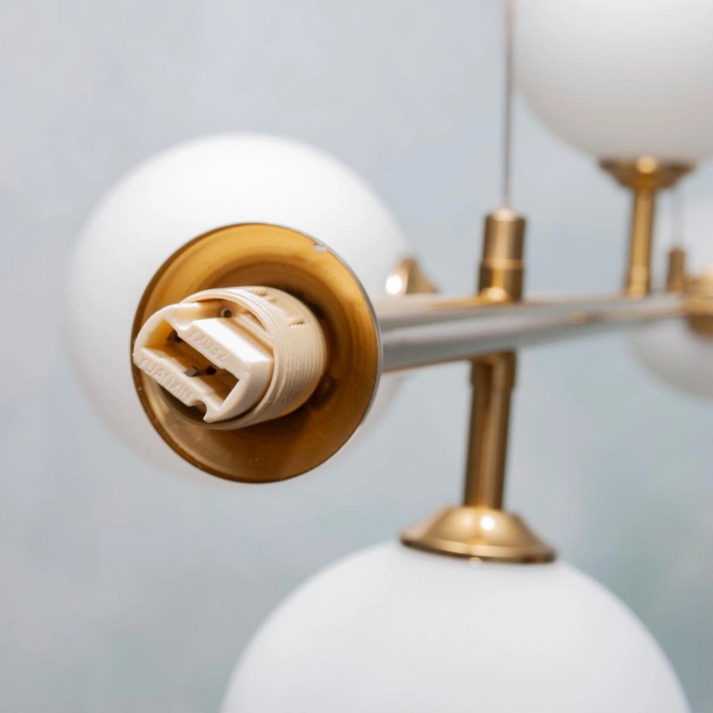 Lampadario moderno a sospensione con 6 sfere ed attacchi per lampadine LED G9
