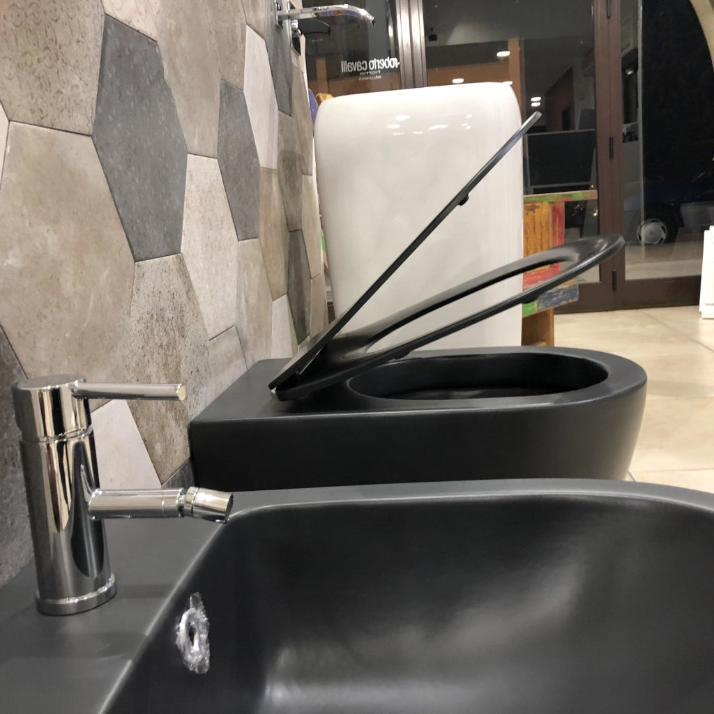Set Sanitari a terra filo muro, linea tonda colore nero opaco coprivaso soft-close