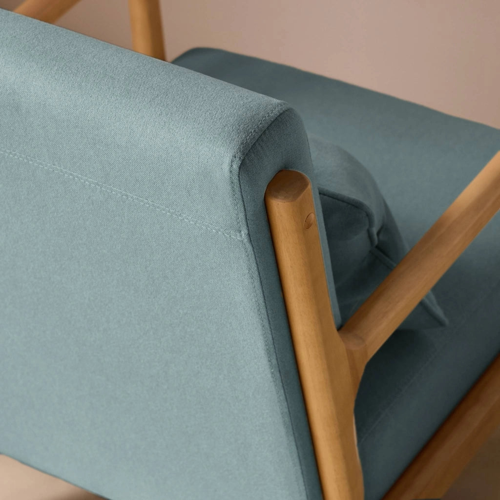 Poltrona scandinava in legno e tessuto con braccioli, blu