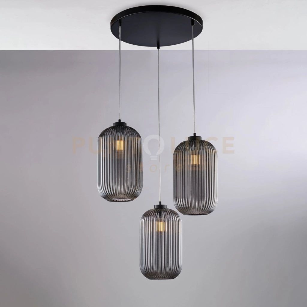 Sospensione in ferro laccato nero con cavi elettrici regolabili e diffusori in vetro soffiato grigio specchiato con decoro rigatura in rilievo 3 luci