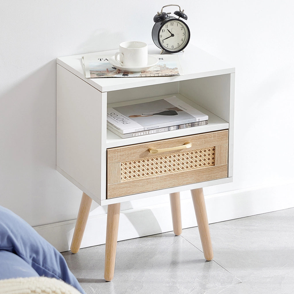 Comodino con 1 cassetto e gambe in legno massiccio, frontale in rattan, per camera da letto, bianco, 40 × 30 × 55 cm