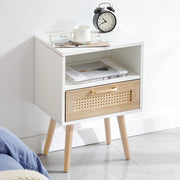 Comodino con 1 cassetto e gambe in legno massiccio, frontale in rattan, per camera da letto, bianco, 40 × 30 × 55 cm