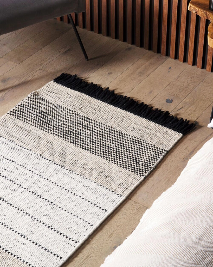 Tappeto beige e nero lana cotone 80 x 150 cm rettangolare intrecciato a mano con frange