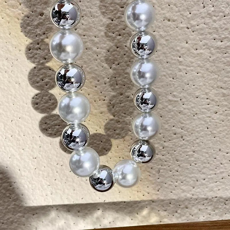 Collana fatta a mano con grandi perle e sfere d'argento, regalo di Natale o di compleanno.