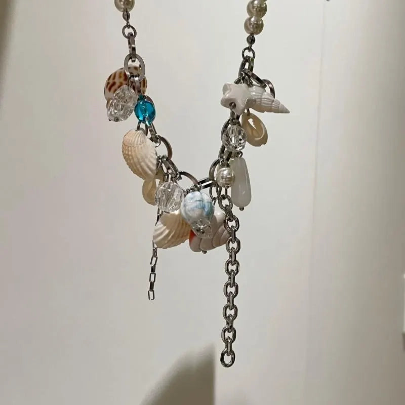 Collana con conchiglie e stelle marine: un regalo perfetto per gli amanti del mare.