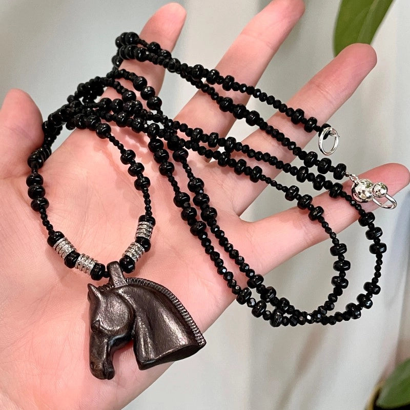 Collana lunga con ciondolo a testa di cavallo in ebano