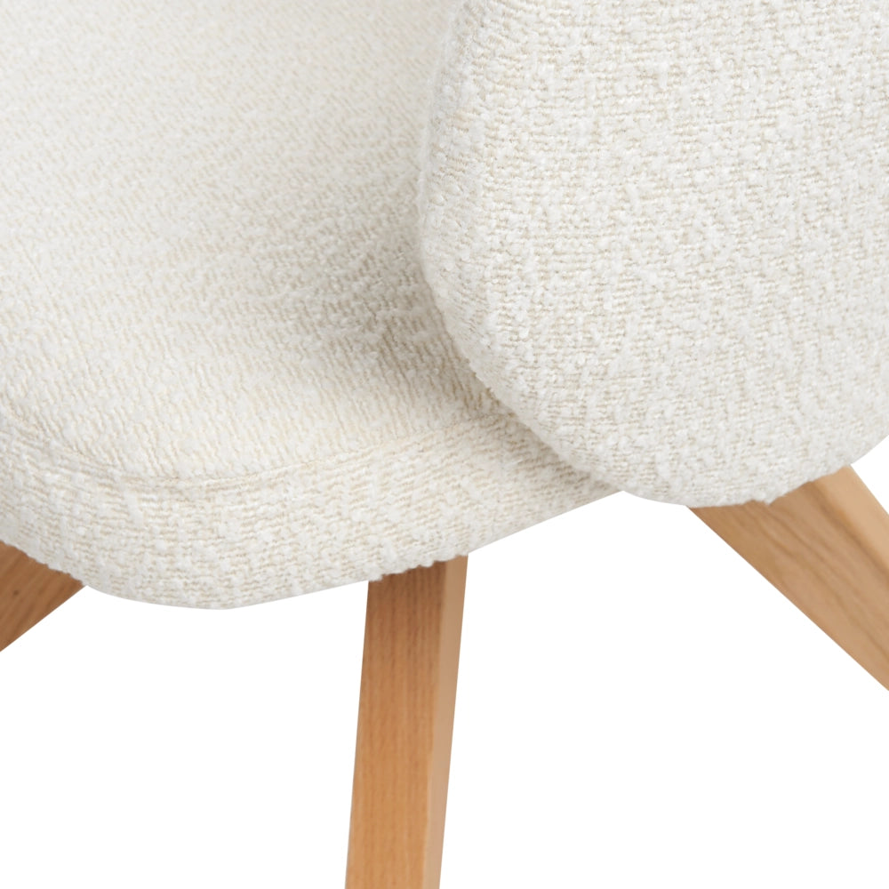 Sedia da pranzo girevole con schienale curvo in boucle beige chiaro stile scandinavo