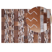 Tappeto in pelle di vacchetta capelli castani su pelle patchwork a righe motivi scandinavi 140 x 200 cm