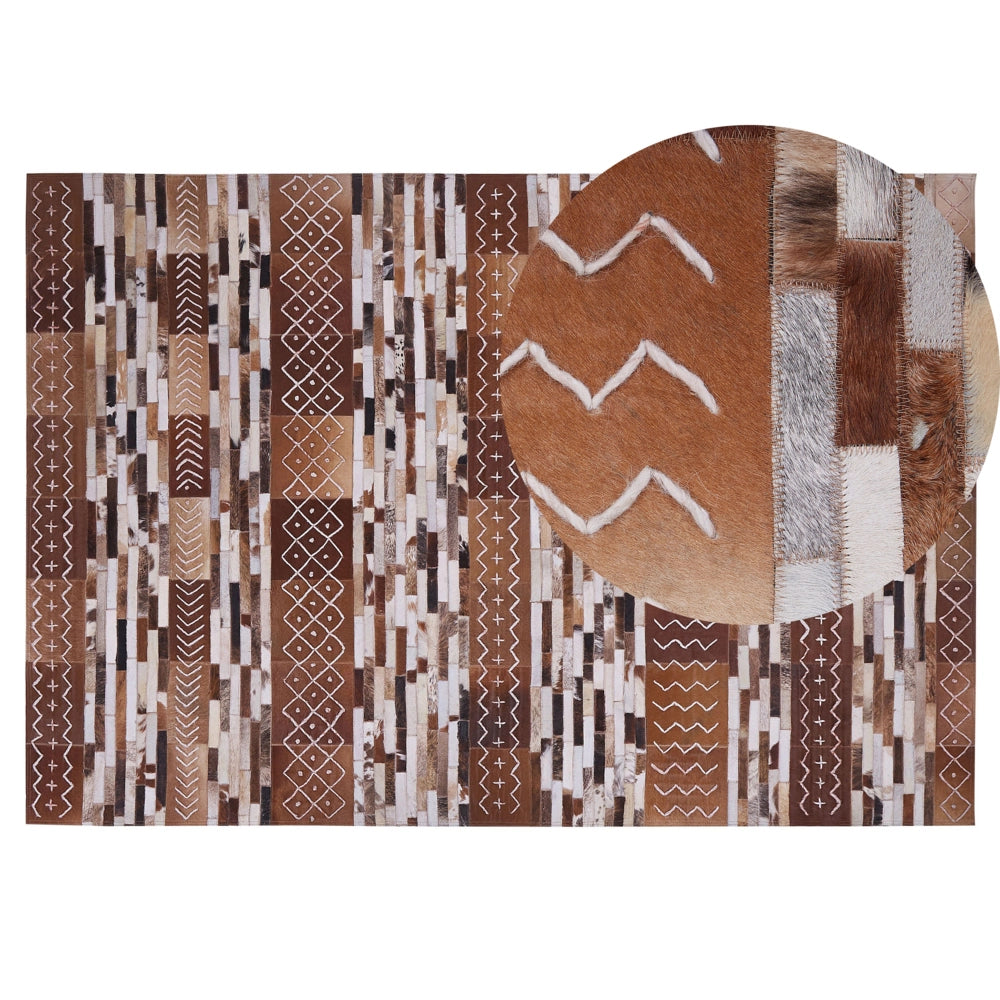 Tappeto in pelle di vacchetta capelli castani su pelle patchwork a righe motivi scandinavi 140 x 200 cm