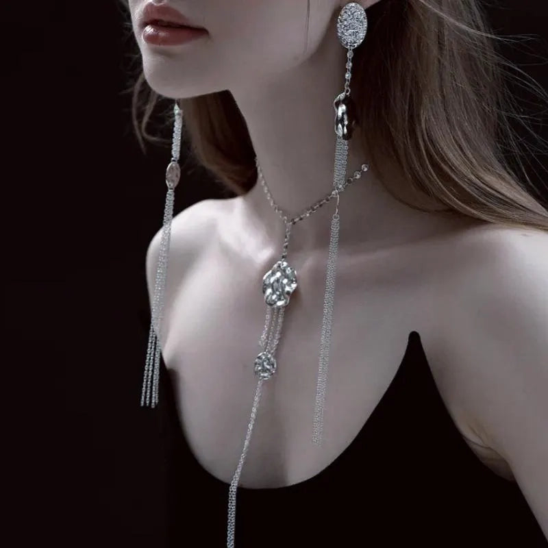 Set composto da collana e orecchini con nappe di perle, realizzati a mano: gioielli con perline e paillettes