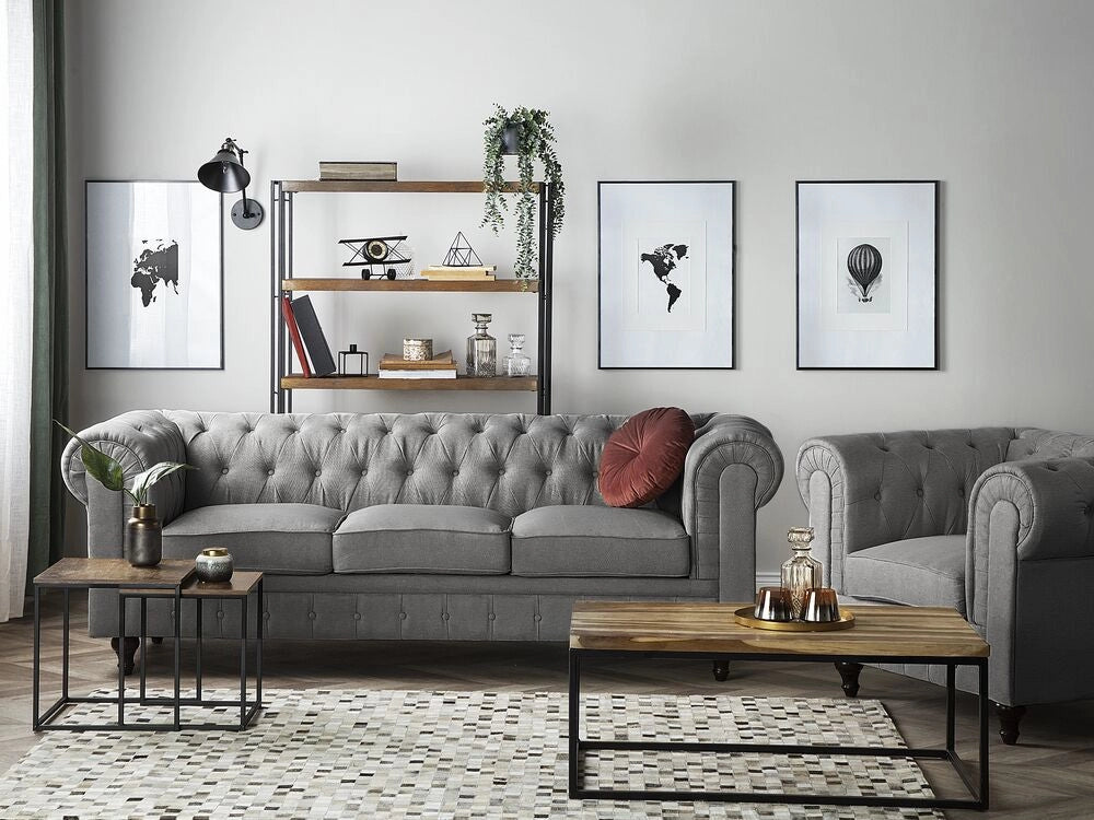 Set soggiorno Chesterfield in tessuto grigio chiaro gambe in legno scuro divano a 3 posti + poltrona contemporanea