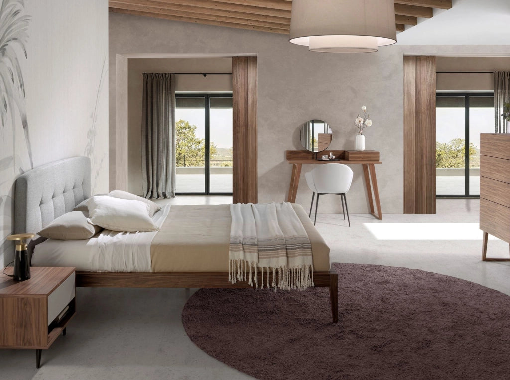 Letto in tessuto grigio trapuntato