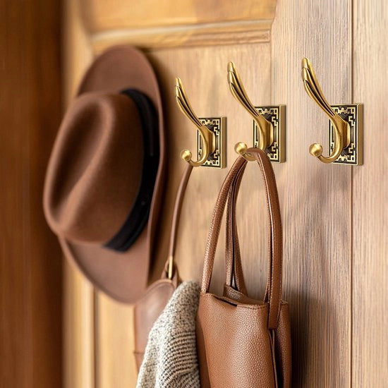 Tre antichi chiodi per abbigliamento in ottone massello, chiodi per cappe per l'ingresso, appendi-sciarpe e cappelli, chiodi per asciugamani pesanti (color oro)