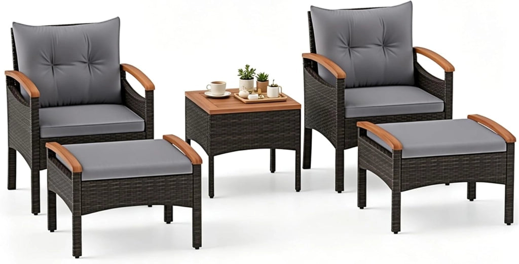 Set Mobili da Giardino 5 Pezzi, Salotto da Giardino in Rattan PE con 2 Poltrone, 1 Tavolino e 2 Poggiapiedi, Cuscini Morbidi, Braccioli e Piano in Legno, per Cortile (Grigio)