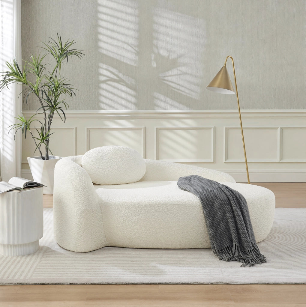 Sofa minimalista in tessuto Teddy beige con cuscino; design arrotondato