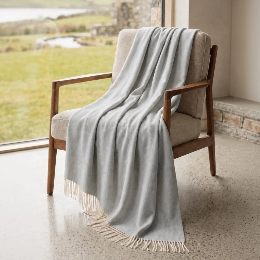 Plaid Living 130x170 cm in Cotone Blend | Coperta Leggera 250 gr/mq per Divano e Letto | Design Elegante e Tessuto Morbido | Grigio Chiaro