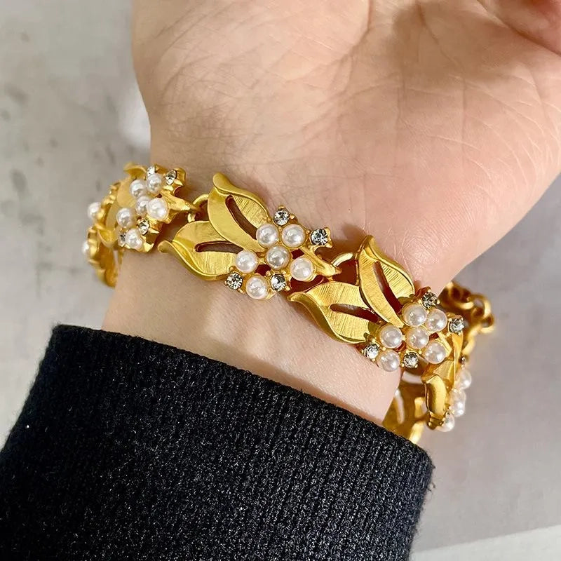 Set di gioielli vintage fatti a mano con perle di grano dorate: collana, bracciale e orecchini