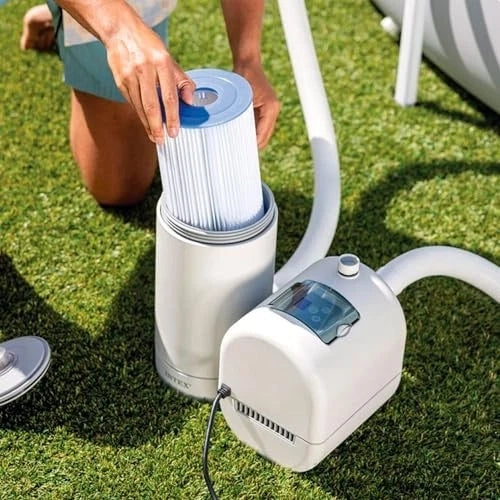 Adatta per piscine con ø da 549 cm. Tubi da Ø 38 mm. 165 Watt. Tensione 220V. Portata 5678 litri/ora.
