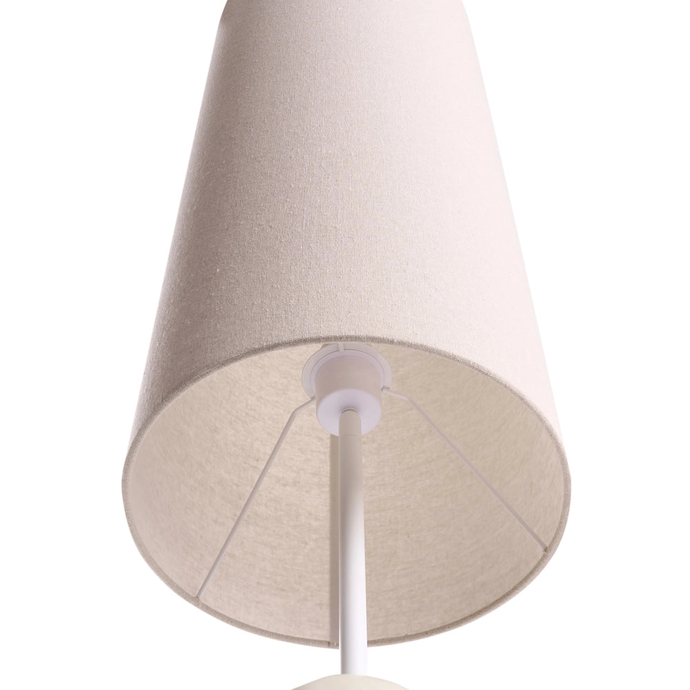 Lampada da terra con base in ceramica beige e paralume alto in tessuto in stile originale