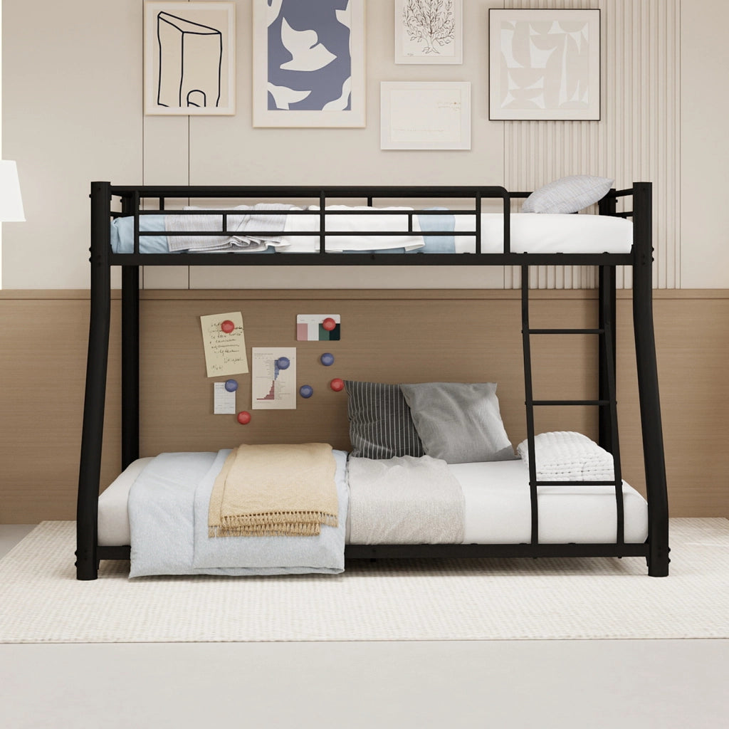 Letto a castello due livelli 90 × 190 e 140 × 190 cm con scala e sponde in ferro nero