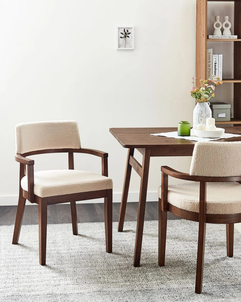 Set di 2 sedie da pranzo in legno scuro e tessuto boucle di poliestere beige Gambe in legno di gomma Stile retrò tradizionale